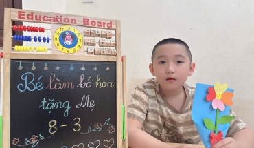 Tấm thiệp 8/3 đầu tiên của bé Nguyễn Trí Đức