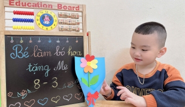 Con làm hoa tặng mẹ