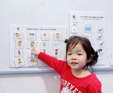 Một chiếc thẻ nhỏ… có thể mở ra những cuộc trò chuyện đầu tiên của con